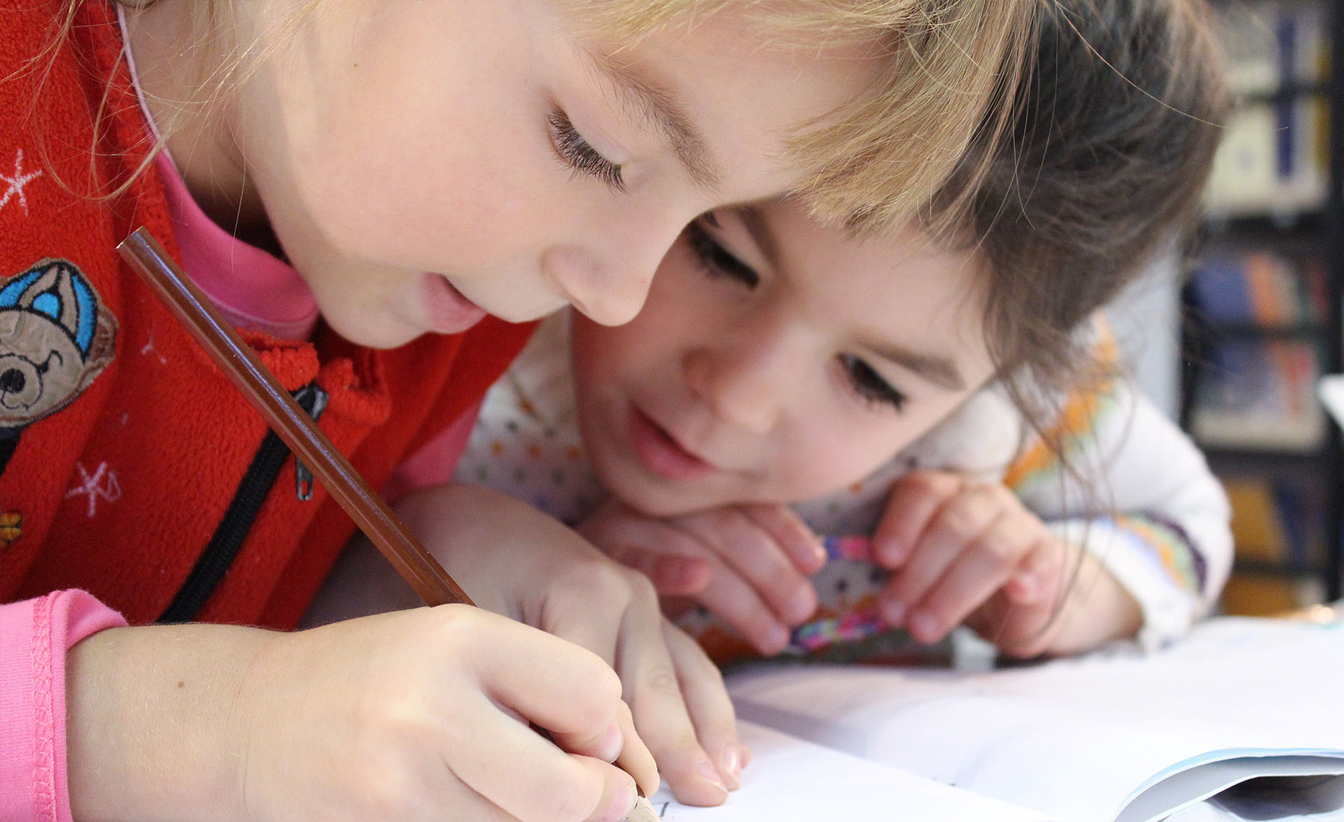 Deux enfants qui travaillent en salle de classe.